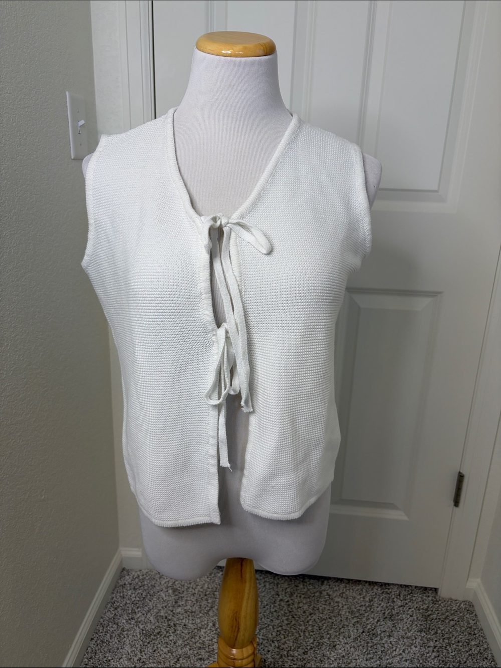 LILLUSORY Sleeveless White Tie-Front Knit Vest